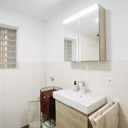 Große Mit 2 Schlafzimmer Apartment *